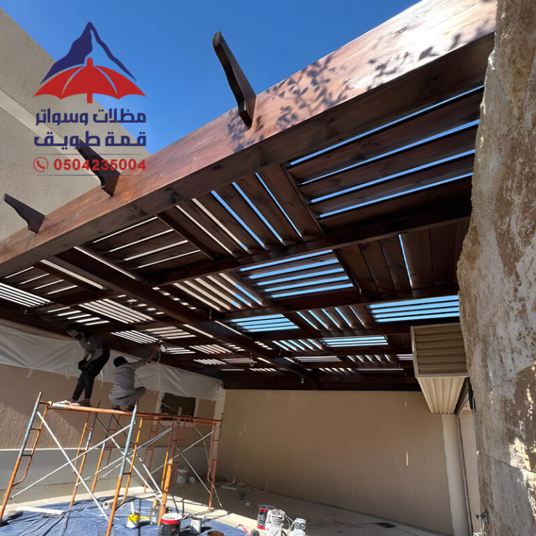 تنفيذ مظلات خشبية من مؤسسة مظلات وسواتر قمة طويق