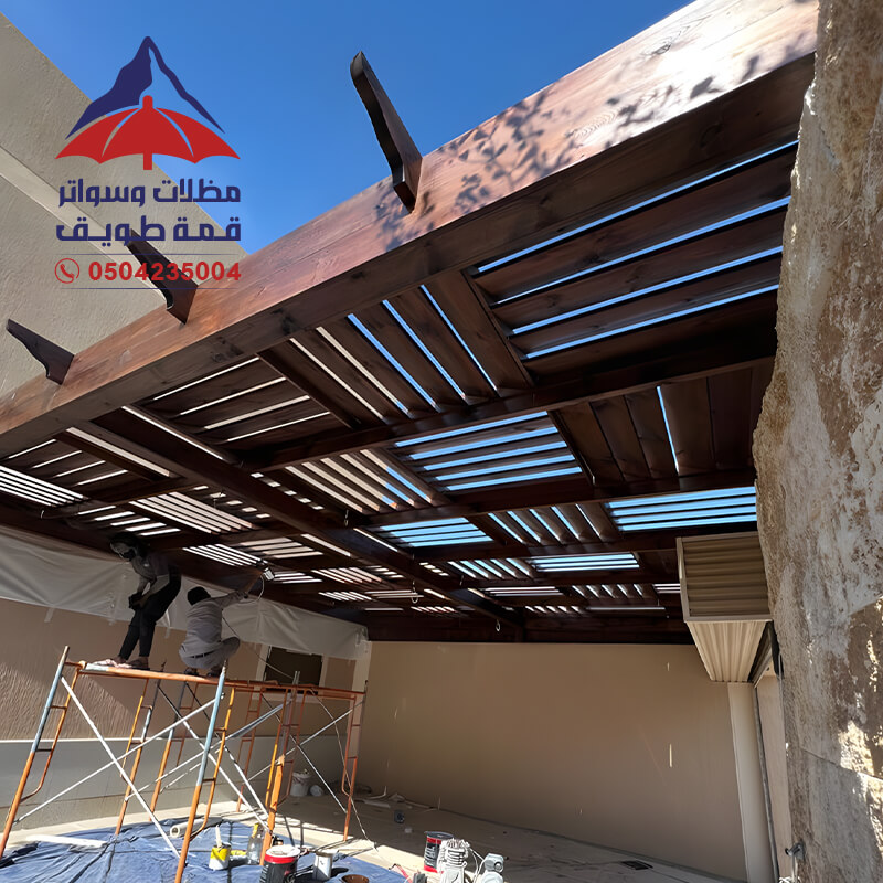 تنفيذ مظلات خشبية من مؤسسة مظلات وسواتر قمة طويق